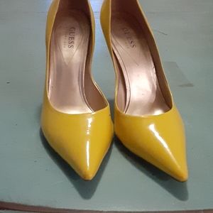 Guess pumps